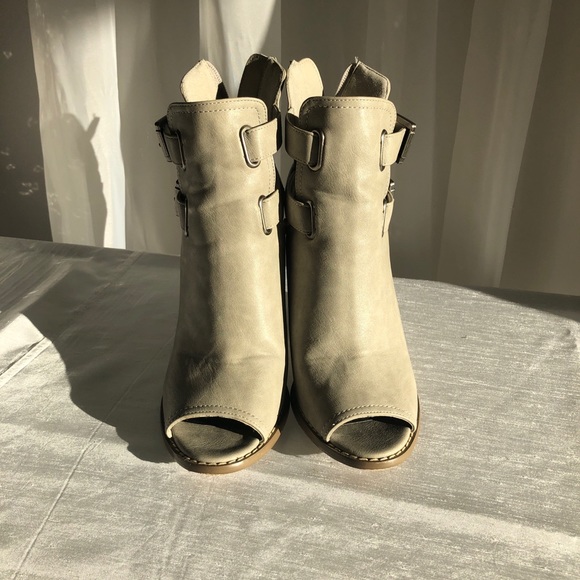 Guess light grey leather shoes with a brown heel. - Picture 3 of 10